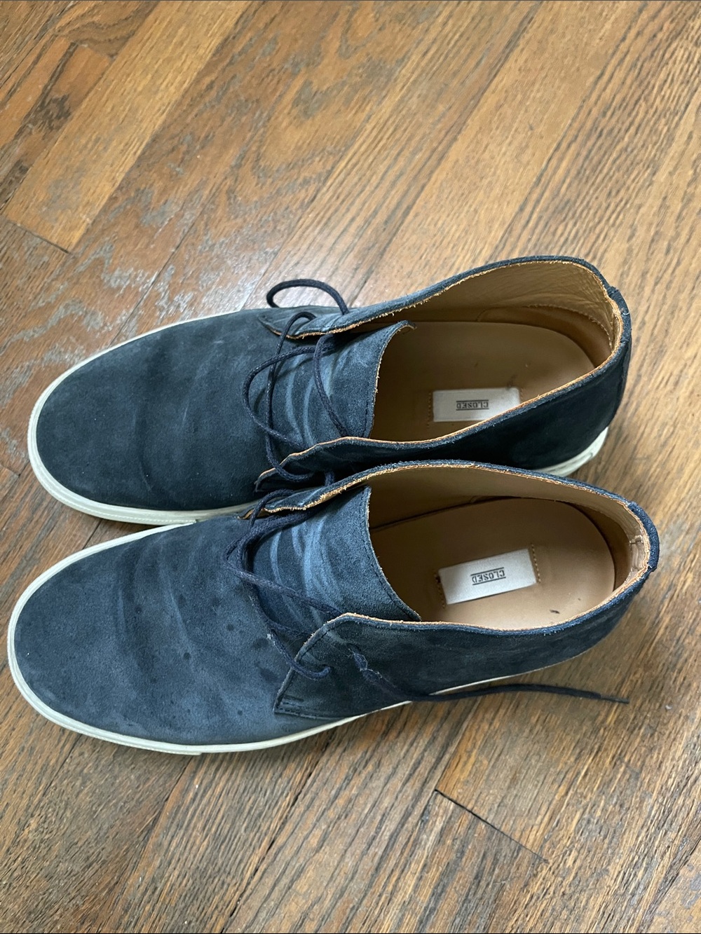 Men's Navy Suede Chukka Sneakers - Closed clothing